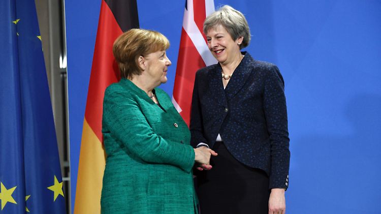 Theresa May laviert zwischen Brexit-Hardlinern und EU-Fans. Nun soll Angela Merkel ihr den Rücken stärken.