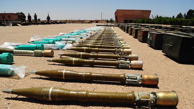 Auf einem syrischen Armeestützpunkt liegen Dutzende konfiszierte Waffen von Rebellen.