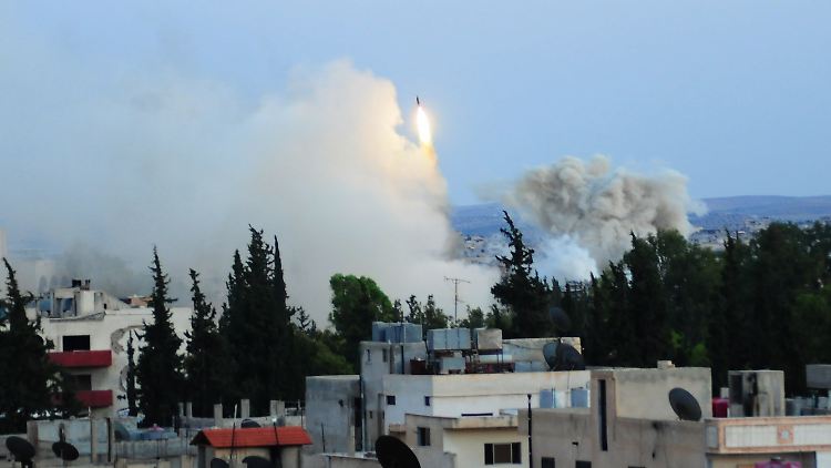 Auch vom Boden aus schickte die Syrische Armee Raketen in Richtung der von Rebellen kontrollierten Stadt Daraa.