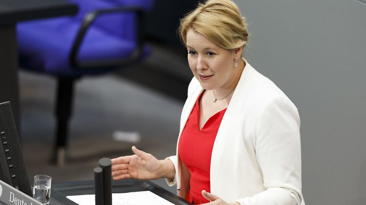 "Wenn die Hütte brennt, dann musst du löschen", sagt Bundesfamilienministerin Franziska Giffey.