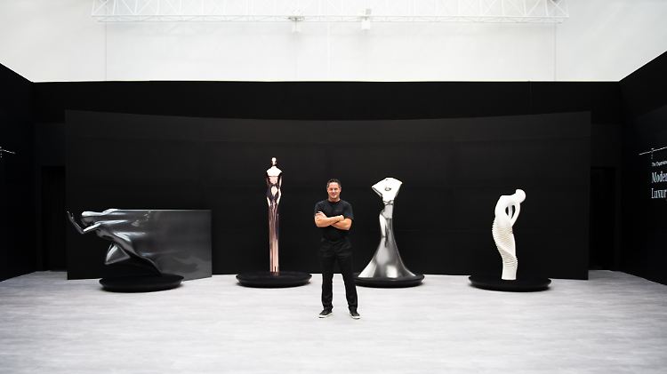Designchef Gorden Wagener vor den Skulpturen, die die vier Grundfesten der Submarken darstellen sollen.