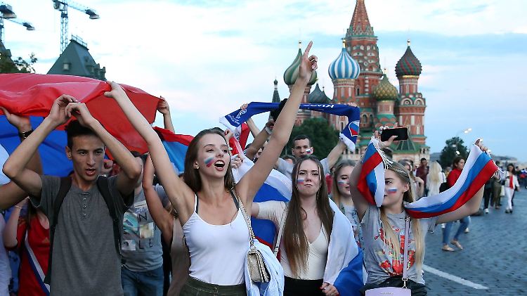 Russland-Fans feiern ihr Sommermärchen.