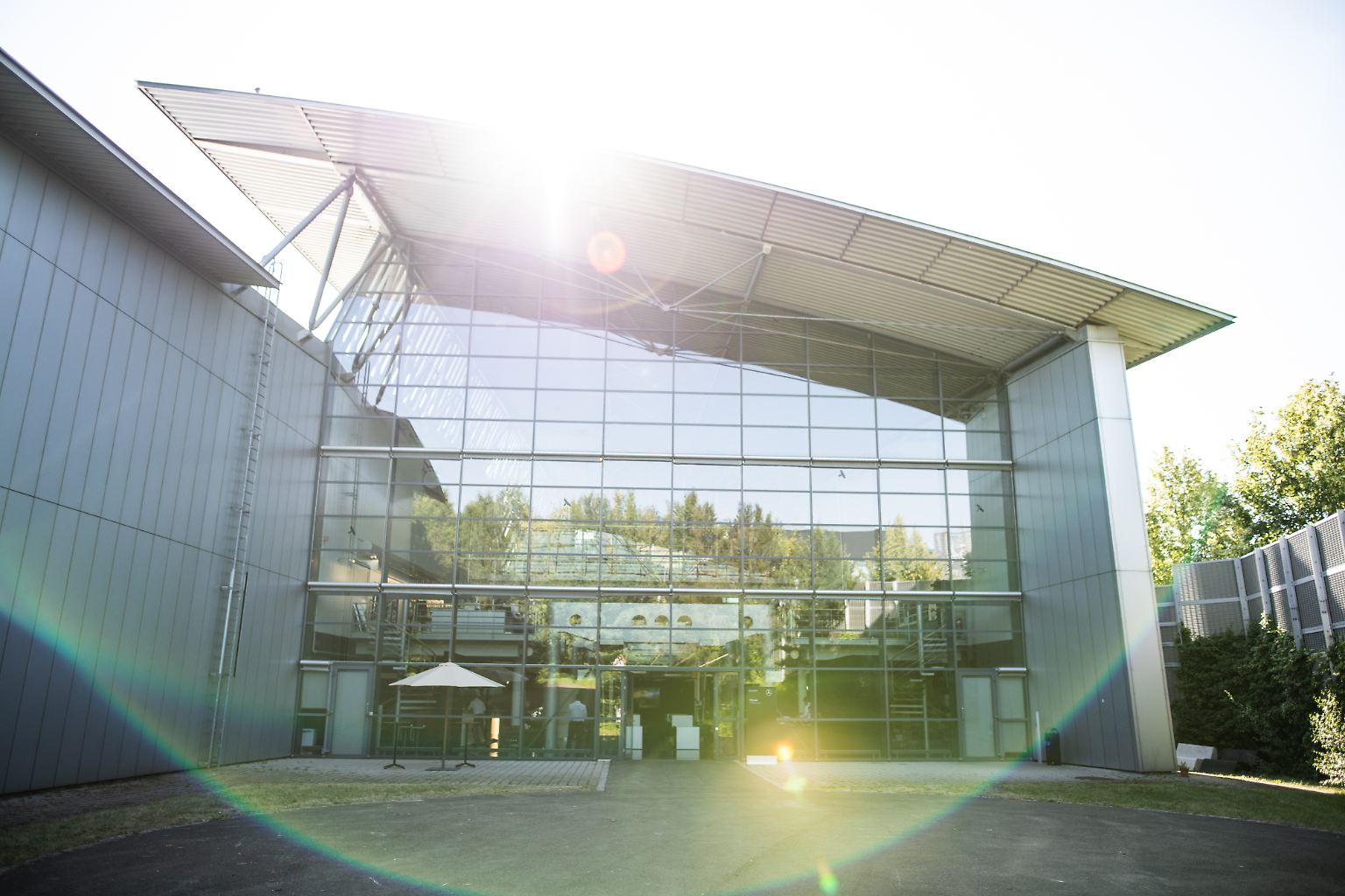 Das Advanced Design Center in Sindelfingen ist etwa so gut gesichert wie Fort Knox. Wer hinter die verglaste Fassade blicken will, braucht eine Einwilligung des Vorstandes der Daimler AG.