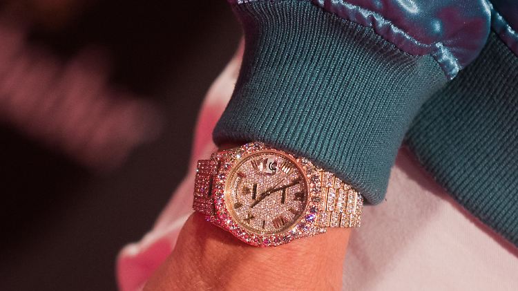 Statussymbol: Eine diamantbesetzte Rolex trägt US-amerikanische Rapper Macklemore.