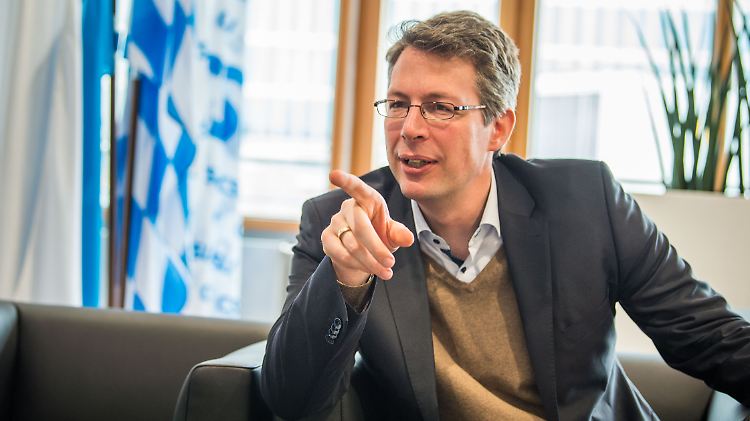 CSU-Generalsekretär Markus Blume droht Italien und anderen EU-Staaten, sollten sich diese einer Kooperation verweigern.