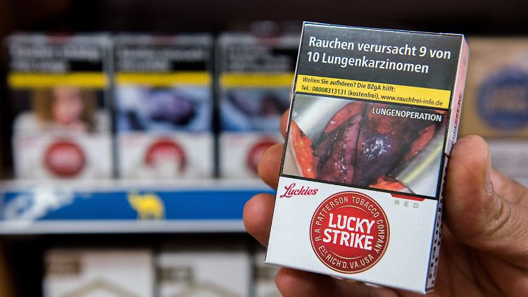 Gesundheitliche Schäden durch Zigaretten. Im Regal gut sichtbar, müssen Automaten nicht damit schocken.