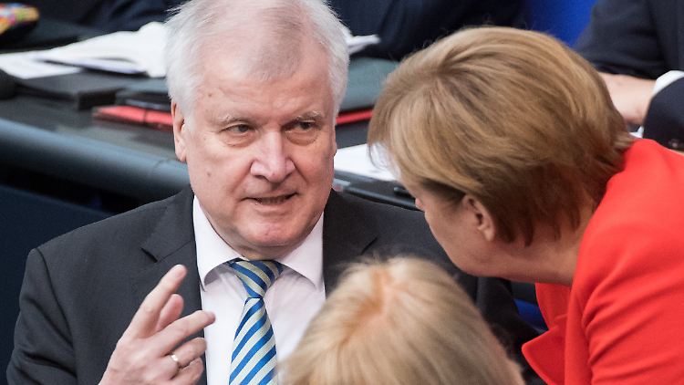 Während des gesamten Asylstreits drückte nur eine Minderheit der Deutschen Seehofer die Daumen - auch nach dem neuen Kompromiss gewinnt seine CSU keine Stimmen hinzu.