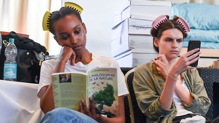 Faire Mode? Sich informieren und recherchieren. So geht das. Models der Marcel Ostertag Fashion Show machen es vor.