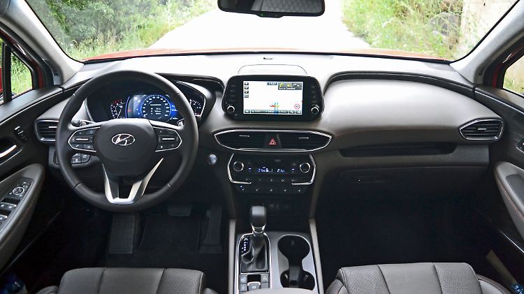 Der Innenraum des Hyundai Santa Fe macht einen wertigen Eindruck, krankt aber an seinen Hartplastik-Einlagen.