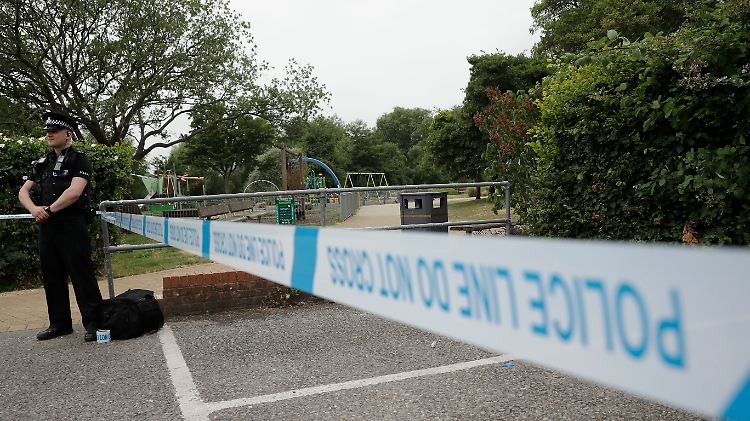 Ein Polizist sichert den Eingang zu einem Park mit Spielplatz in Salisbury. 