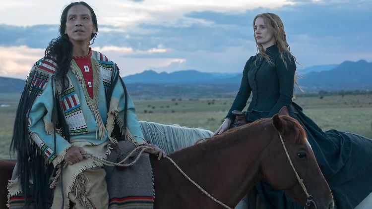 Scheint ihre Pferdephobie dann doch zu überwinden: Jessica Chastain, neben Michael Greyeyes.