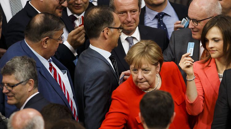 Bundeskanzlerin Merkel gibt ihre Stimme bei der Plenarsitzung im Deutschen Bundestag ab.