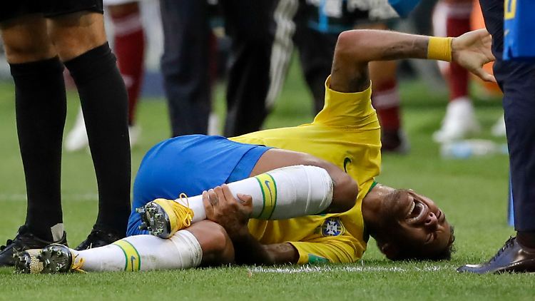 Achtelfinale: Brasilien - Mexiko: Neymar liegt nach einem Foulspiel von Layun verletzt am Boden. Drei Tage lang hat sich Neymar weder fallenlassen noch am Boden gewälzt. Aber es wird auch vor dem WM-Viertelfinale gegen Belgien nicht still um Brasiliens streitbaren Stürmerstar.