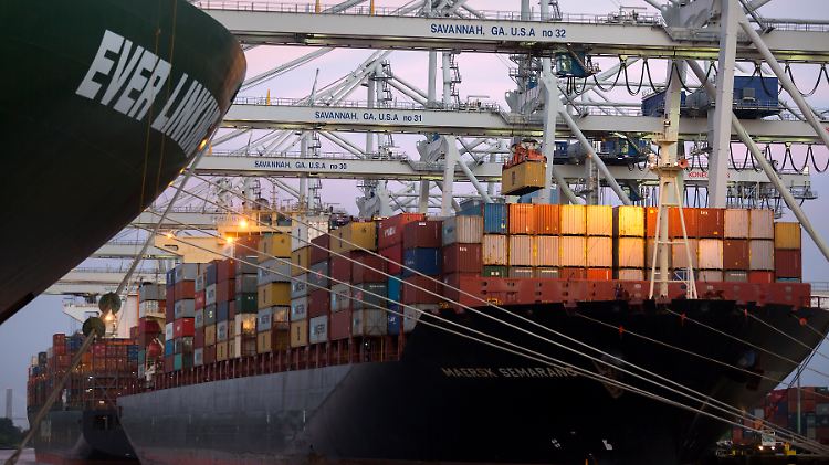 Ein Containerschiff im Hafen von Savannah im US-Bundesstaat Georgia.