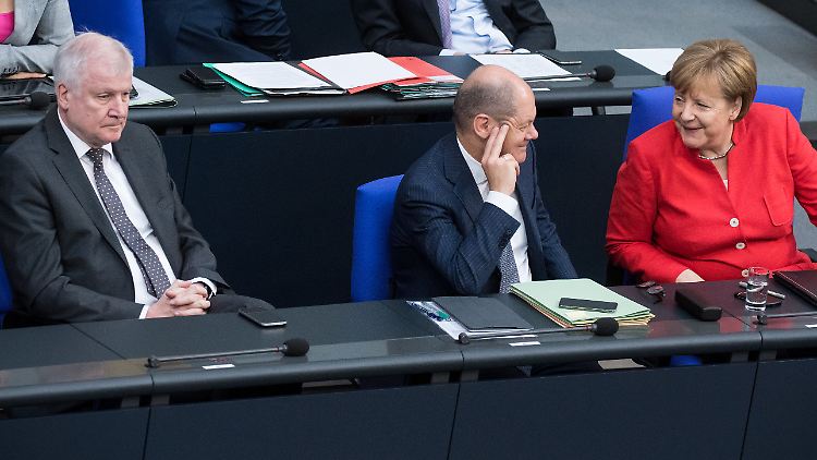 Kanzlerin und CDU-Chefin Merkel sowie die Minister Scholz von der SPD und Seehofer (l.) von der CSU im Bundestag.
