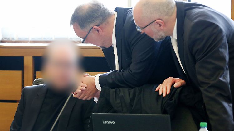 Der ehemalige Apotheker Peter S. feiert am Tag der Urteilsverkündung seinen 48. Geburtstag. 