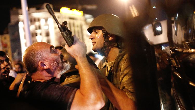 Türkische Polizisten nehmen nach dem Putschversuch Soldaten auf dem Taksim-Platz fest (Archivbild).