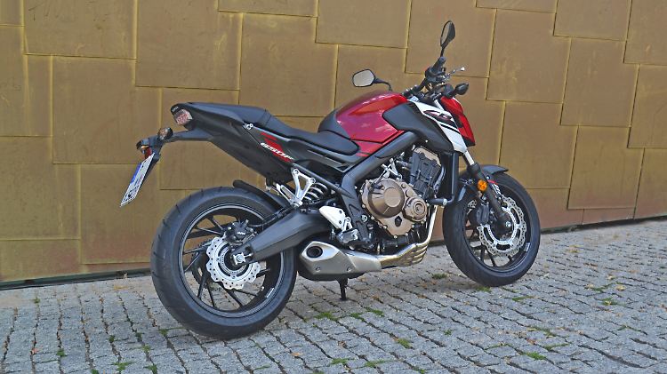 Schick ist auch die offene, mit wenig Gegendruck arbeitende Abgasanlage der Honda CB 650 F.