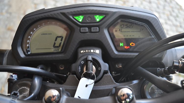 Gut ablesbar und übersichtlich: das zweigeteilte monochrome Display der Honda CB 650 F.