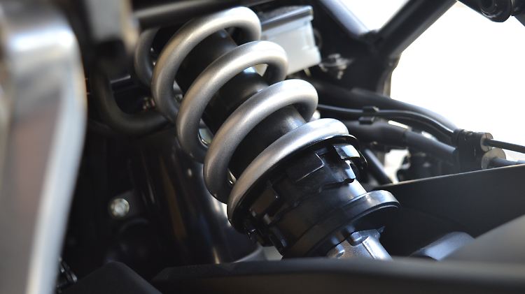 Das Federbein zur Zugstufeneinstellung der Honda CB 650 F lässt sich problemlos erreichen.