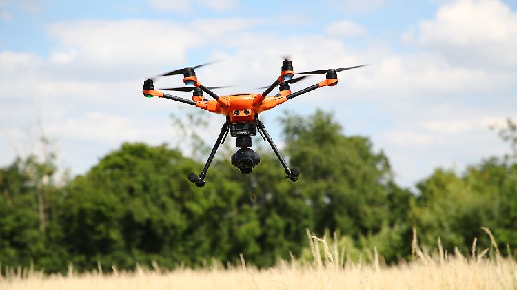 Eine Drohne mit Wärmebildkamera fliegt über ein Feld bei Gera.
