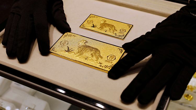 Ein 24 Karat Goldbarren in der Auslage eines Juweliers in Hongkong.