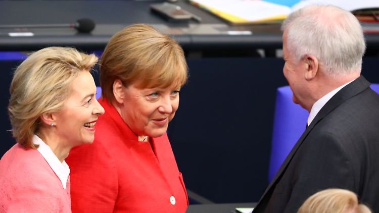 Erleichtert nach dem Kompromiss? Von der Leyen, Merkel und Seehofer im Bundestag.