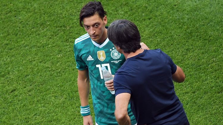Mesut Özil steht weiterhin im Zentrum der Debatte - und der DFB gibt Raum für Interpretationen.