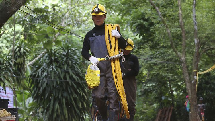 Die Rettungskräfte in Thailand lassen nichts unversucht. Sie verlegten bereits Sauerstoffleitungen in die Höhle.