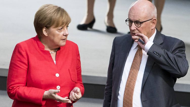 Kauder ist ein enger Vertrauter Merkels.