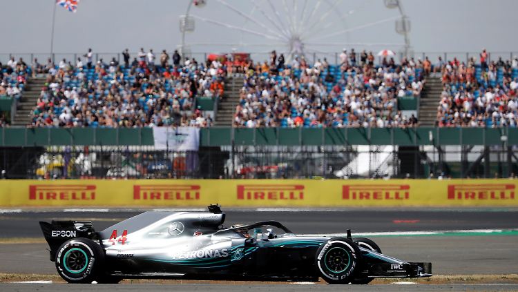 Hamilton freut sich vor heimischem Publikum über den ersten Platz im Qualifying.