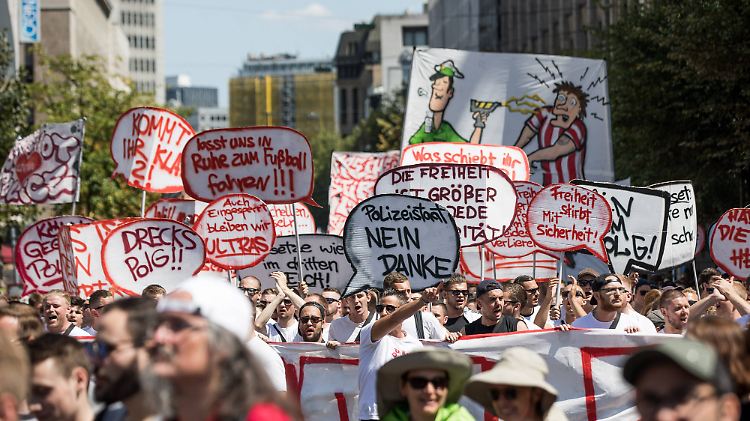Zum Bündnis "Nein zum neuen Polizeigesetz NRW" gehören unter anderem Oppositionsparteien, Gewerkschaften und Fußballfans.