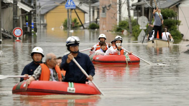 Vielerorts, wie hier in Kurashiki, ragen nur noch die Spitzen von Verkehrsschildern und Ampeln aus dem Wasser.