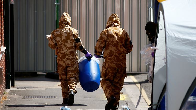 Eine Hitzewelle in Großbritannien erschwert die Suche, denn die Ermittler können ihre Schutzanzüge nicht lange tragen.