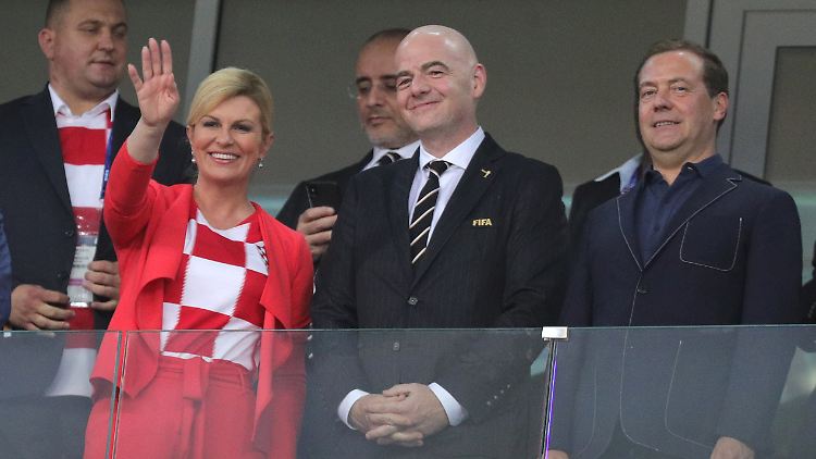 Rechts im Bild: Regierungschef Medwedew, der das Match hochemotional verfolgte.