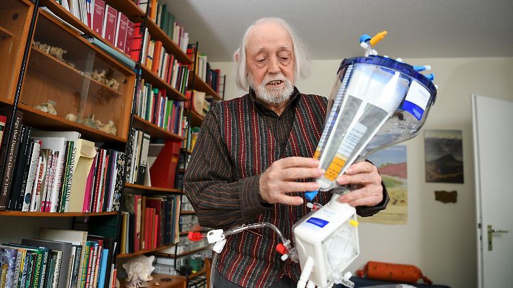Sames mit einem Oxygenator. Das Gerät entfernt Kohlenstoffdioxid aus dem Blut und reichert es mit Sauerstoff an. So ersetzt es kurzfristig die Lungenfunktion.  