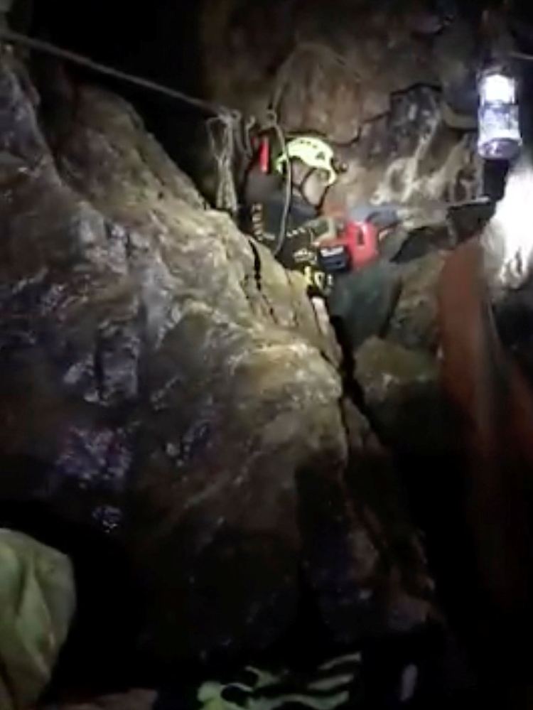 Helfer der Ruamkatanyu-Stiftung bereiten die Gänge der Höhle auf die Rettung vor.