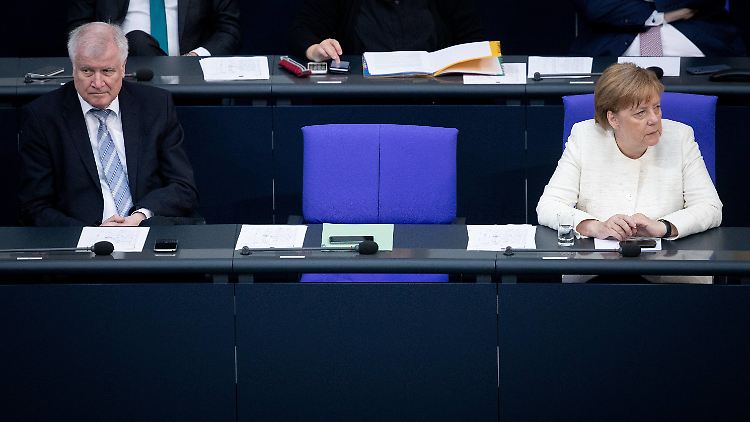 Schweigen nach dem Streit: Kanzlerin Merkel und Innenminister Seehofer auf der Regierungsbank.