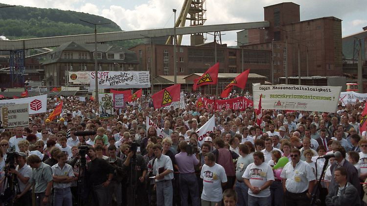 Etliche Betriebe in der ehemaligen DDR wurden nach 1990 geschlossen - teils gegen große Proteste wie hier bei der Kaligrube im thüringischen Bischofferode.