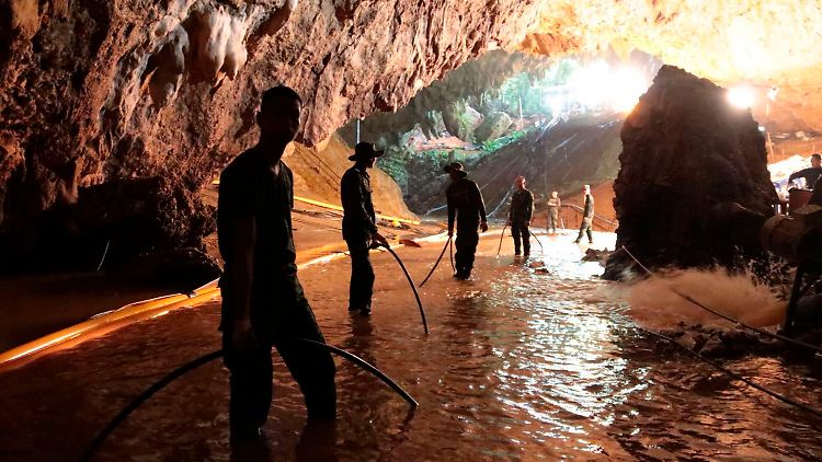 Die Pumpen hatten dafür gesorgt, dass weite Teile der Höhle wieder zu Fuß begehbar wurden.
