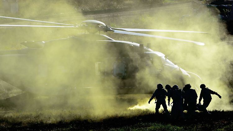 Bundeswehrsoldaten üben bei einer Landoperation das Bergen eines Verletzten mit einem Hubschrauber NH-90.