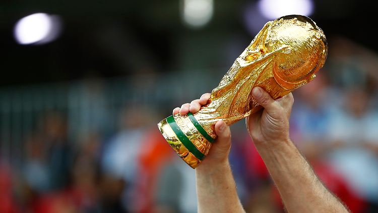 Ein Buch aus der UdSSR gibt Hinweise darauf, welches Fußball-Nationalteam am 15. Juli den WM-Pokal in die Höhe stemmen darf. 