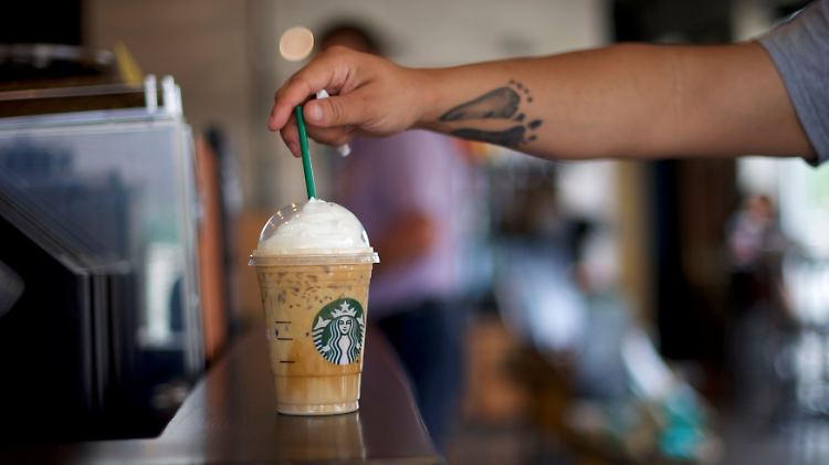 Solche Becher werden bald Geschichte sein: Starbucks hat schon neue Becherdeckel entwickelt, aus denen man ohne Halm trinken kann.