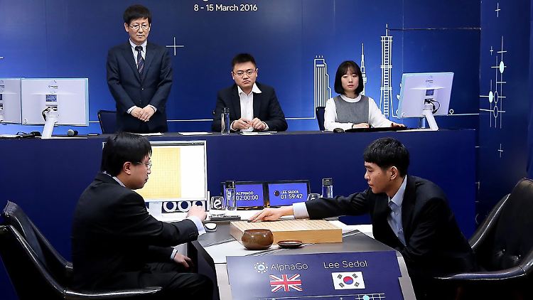  Vor zwei Jahren gewann AlphaGo von Google gegen den südkoreanischen Go-Meister Lee Sedol. 