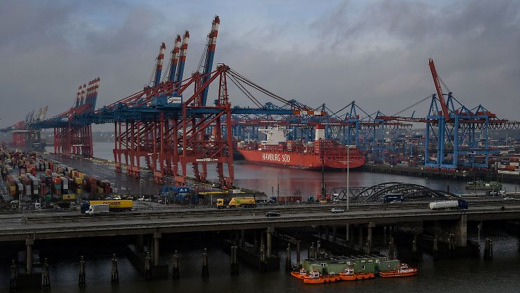 Containerverladung im Hamburger Hafen.