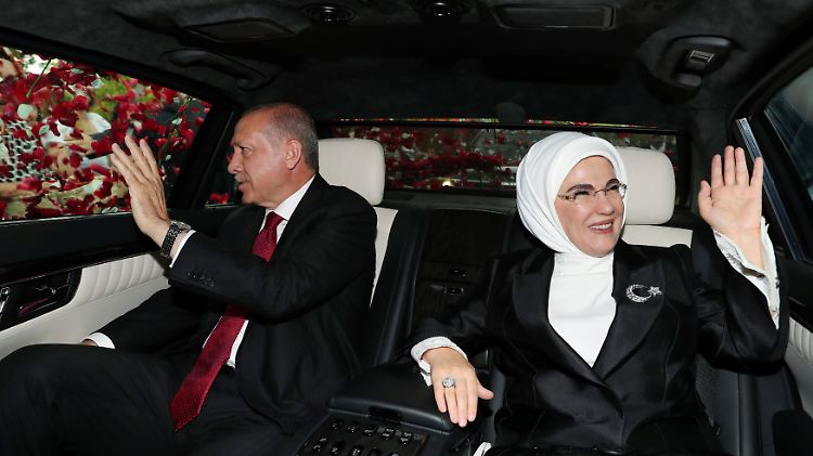 Der wiedergewählte türkische Präsident Erdogan lässt sich mit seiner Frau Emine feiern.