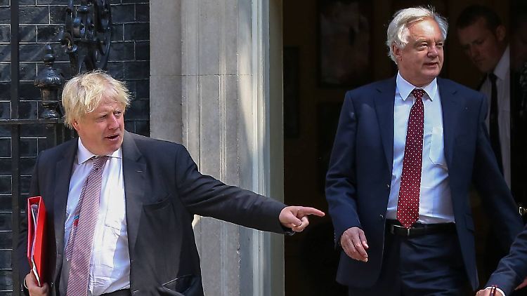 Mit Boris Johnson (links) und David Davis gehen zwei Brexit-Hardliner.