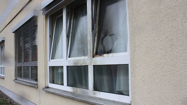 Einer der Molotowcocktails flog durch ein Fenster des Flüchtlingsheims, eine Gardine fing Feuer.