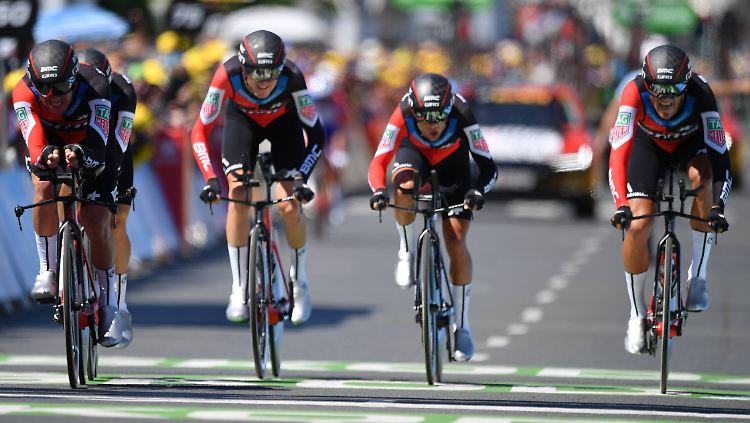 BMC-Fahrer um den Belgier  Greg Van Avermaet (2.v.l.) bei der Zieleinfahrt in Cholet.