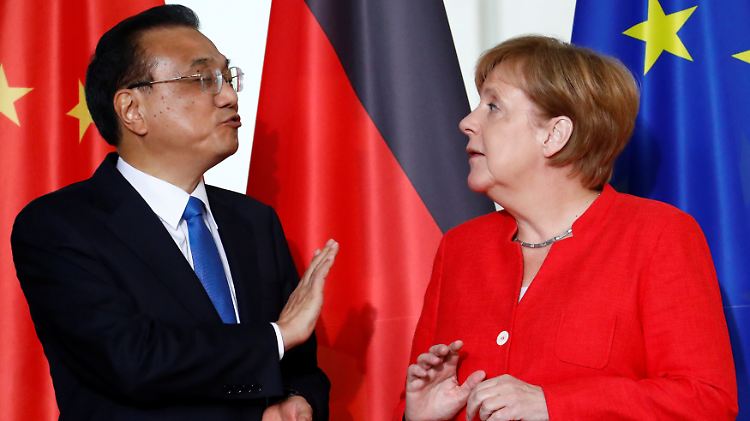Gute Atmosphäre beim Gespräch zwischen Angela Merkel und Li Keqiang.